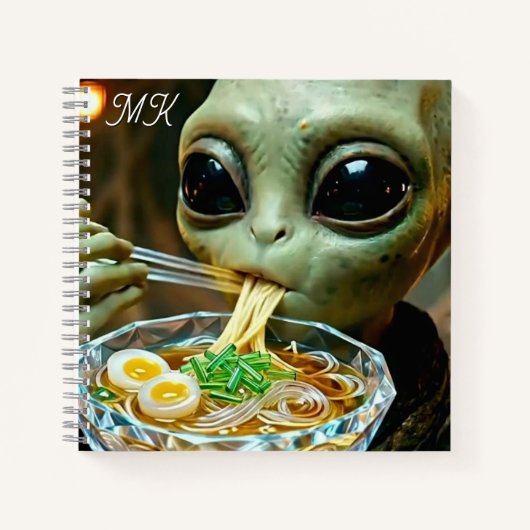 Grappige Alien die Ramen Noedels met Monogram eet Notitieboek (Voorkant)