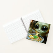 Grappige Alien die Ramen Noedels met Monogram eet Notitieboek (Binnen)