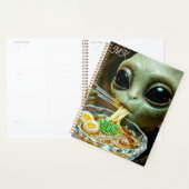 Grappige Alien die Ramen Noedels met Monogram eet Planner (Display)