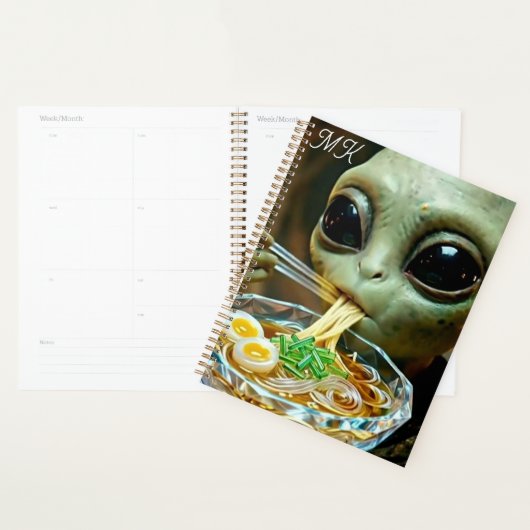 Grappige Alien die Ramen Noedels met Monogram eet Planner (Display)