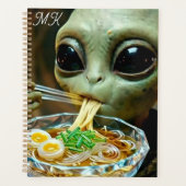 Grappige Alien die Ramen Noedels met Monogram eet Planner (Voorkant)