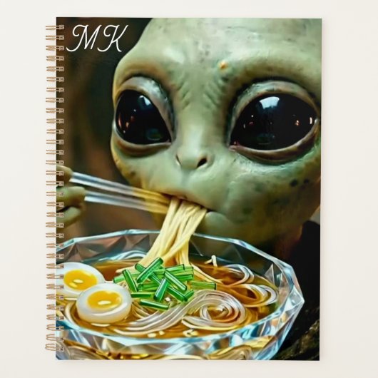 Grappige Alien die Ramen Noedels met Monogram eet Planner (Voorkant)