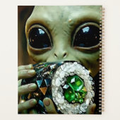 Grappige Alien die Ramen Noedels met Monogram eet Planner (Achterkant)