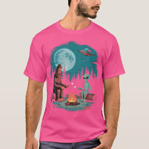 Grappige Alien en Bigfoot kampvuur maan UFO avontu T-shirt