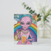 Grappige Alien Lady in Roze Met Sinaasappel Juice  Briefkaart (Staand voorkant)