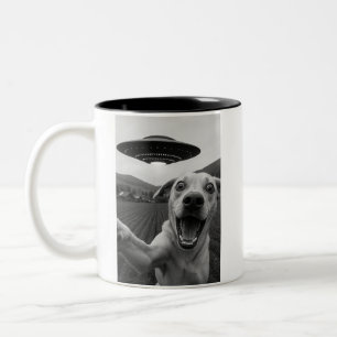 Grappige Alien UFO Hond Selfie - Cool Kat & Space Tweekleurige Koffiemok