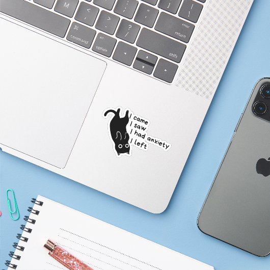 Grappige angstkatsticker – Introvert Sticker (Laptop met iPhone)