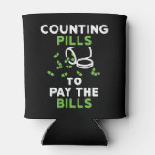 Grappige apotheker tellen pillen om de rekeningen blikjeskoeler (Achterkant)