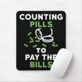 Grappige apotheker tellen pillen om de rekeningen  muismat (Met muis)