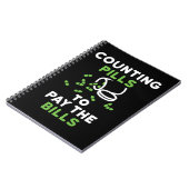 Grappige apotheker tellen pillen om de rekeningen notitieboek (Linkerzijde)