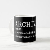Grappige archivistische definitie koffiemok (Voorkant links)