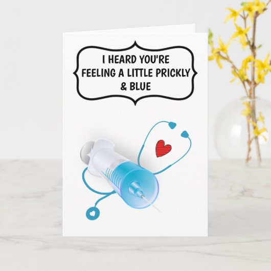 Grappige arts verpleegkundige voelt blauwe injecti kaart (Gele Bloem)