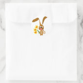 Grappige Artsy Konijn Holding Daffodil Bloemen Ronde Sticker (Tas)