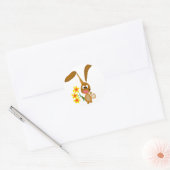 Grappige Artsy Konijn Holding Daffodil Bloemen Ronde Sticker (Envelop)