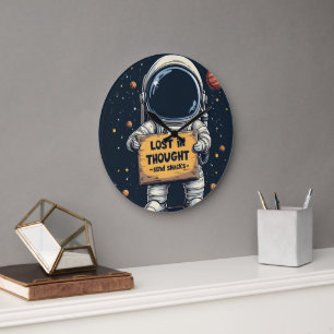 Grappige astronaut illustratie verloren in gedacht grote klok