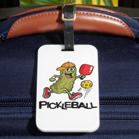 Grappige Augurk die Pickleball Speelt Bagagelabel (Voorkant Insitu 2)