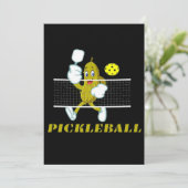 Grappige augurk die pickleball speelt save the date (Staand voorkant)