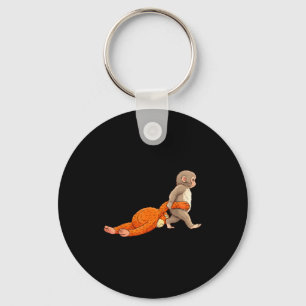 Grappige baby aap slaat schattig dier mannen vrouw sleutelhanger