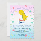 Grappige baby dinosaurus scooter Speelgoed Verjaar Kaart (Voorkant)