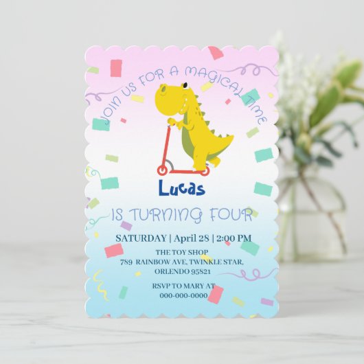 Grappige baby dinosaurus scooter Speelgoed Verjaar Kaart (Staand voorkant)