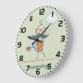 Grappige bacterioloog wetenschapper met grote snor grote klok (Hoek)