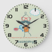 Grappige bacterioloog wetenschapper met grote snor grote klok (Voorkant)