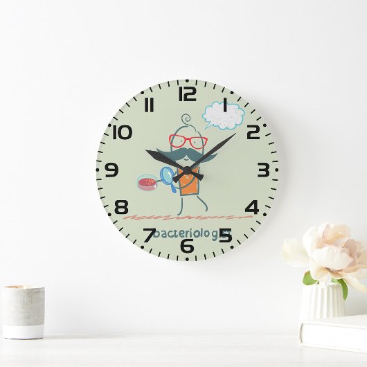 Grappige bacterioloog wetenschapper met grote snor grote klok