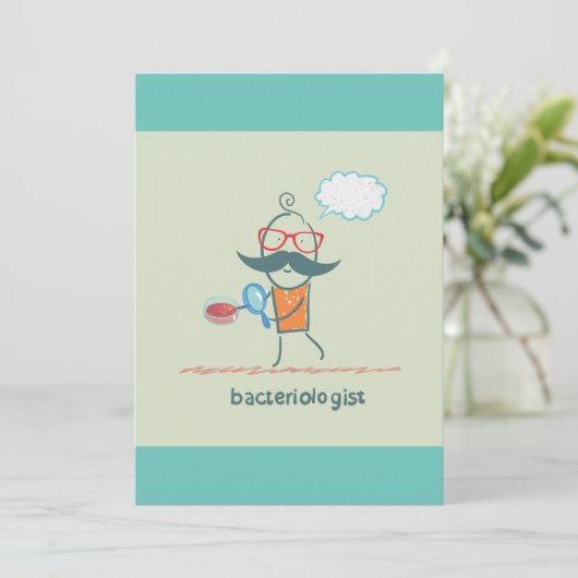 Grappige bacterioloog wetenschapper met grote snor kaart (Staand voorkant)