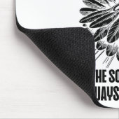 Grappige badmintonspeler houdt van pendelontwerp muismat (Hoek)