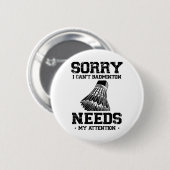 Grappige badmintonspeler houdt van pendelontwerp ronde button 5,7 cm (Voorkant /achterkant)