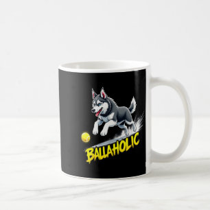 Grappige balverslaafde Siberische Husky hond jaagt Koffiemok