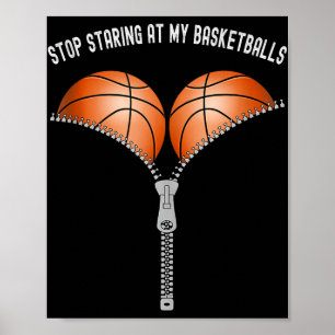 Grappige basketbalvrouwen stoppen met staren naar poster