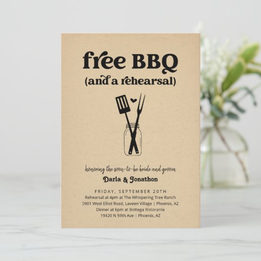 Grappige BBQ bruiloft repetitie diner uitnodiging (Staand voorkant)