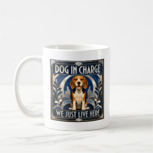 Grappige Beagle-hond Bestuurt het Huis Koffiekopj Koffiemok