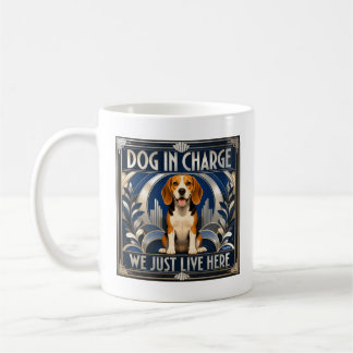 Grappige Beagle-hond Bestuurt het Huis Koffiekopj Koffiemok