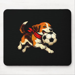 Grappige Beagle-hond speelt voetbalspel dag  Muismat