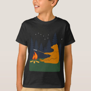 Grappige beer die marshmallows roostert boven kamp t-shirt