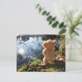 Grappige beer die ondeugend plast. briefkaart (Staand voorkant)