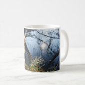 Grappige beer die ondeugend plast. koffiemok (Voorkant rechts)