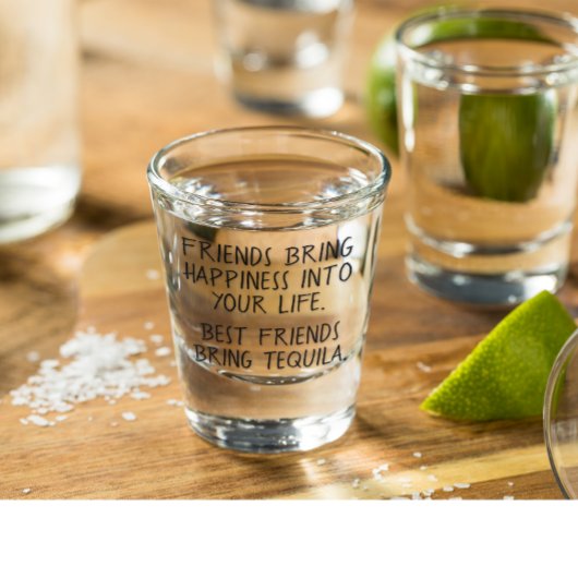 Grappige beste vrienden brengen tequila shot glas