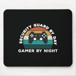 Grappige beveiliger van Day Gamer by Night Video G Muismat