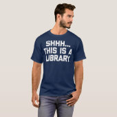 Grappige bibliothecaris Shhh Dit is een bibliothee T-shirt (Voorkant volledig)