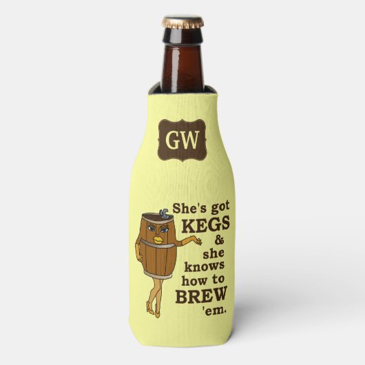 Grappige Bierbrouwer Keg Vrouw met Monogram Flesjeskoeler (Fles Voorkant)
