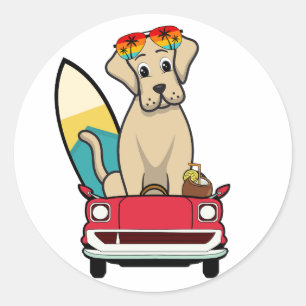 Grappige Big Dog rijdt naar het strand Ronde Sticker