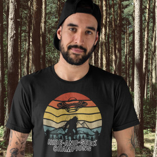 Grappige Big Foot Aliens Verbergen en Kampioenen z T-shirt