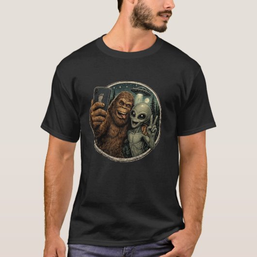 Grappige Bigfoot & Alien Selfie Retro UFO T-shirt (Voorkant)