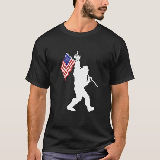 Grappige Bigfoot Middenvinger USA Vlag Sasquatch B T-shirt (Voorkant)