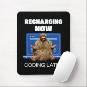 Grappige Bigfoot-programmeur die later codeert na Muismat (Met muis)