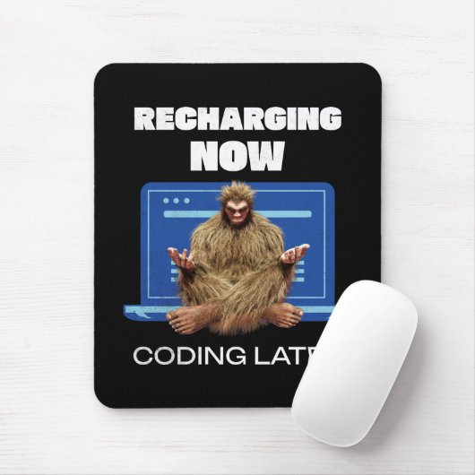Grappige Bigfoot-programmeur die later codeert na Muismat (Met muis)