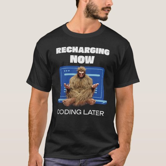 Grappige Bigfoot-programmeur die later codeert na T-shirt (Voorkant)
